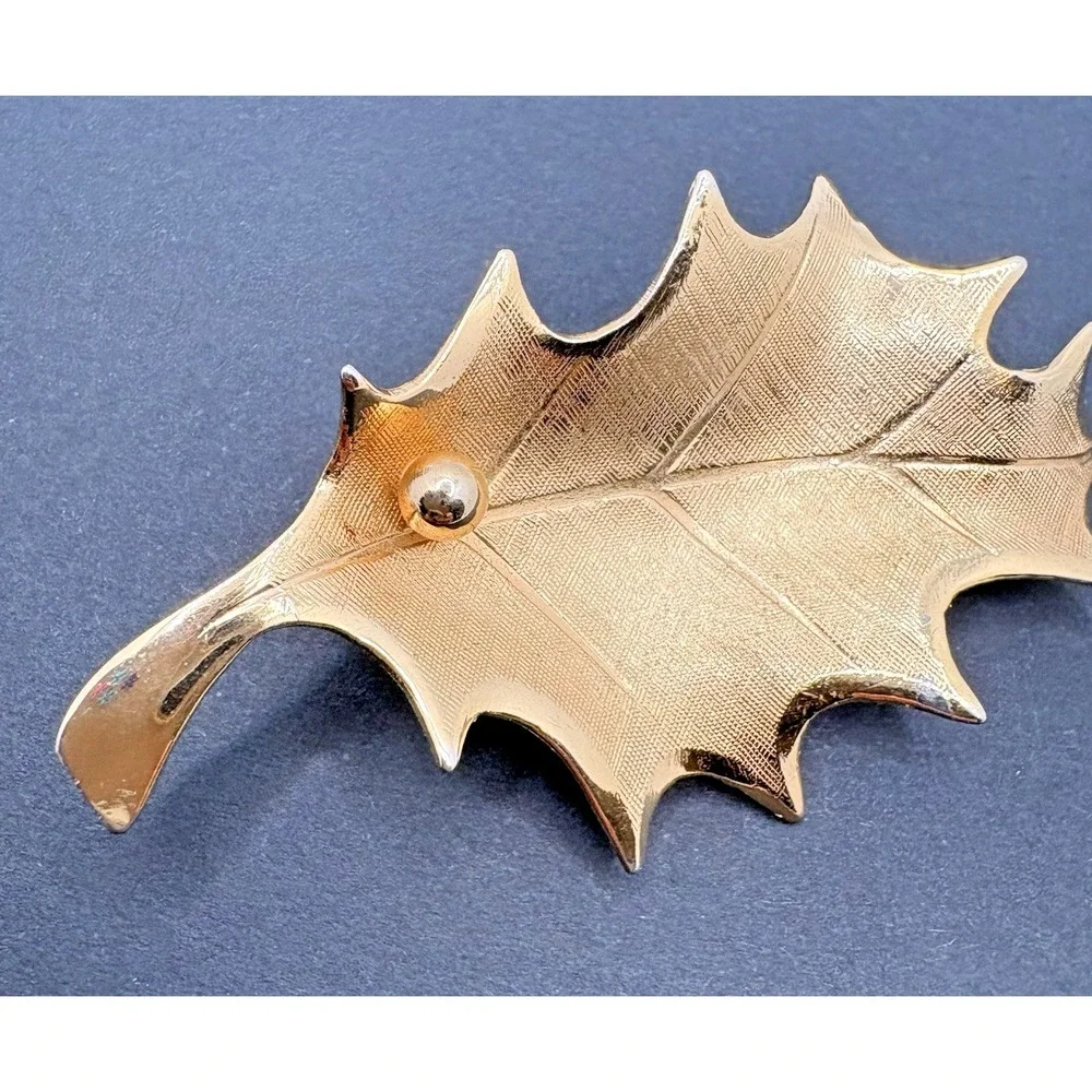 Vintage Giovanni Holly Leaf Berry Brooch Gold Tone Textured Christmas Signed